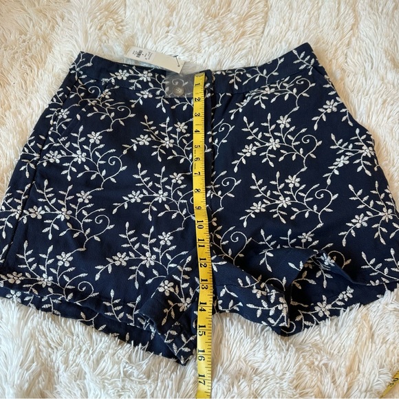 Francesca's Women’s Floral Navy Blue White Shorts Size: Medium NWT - Picture 10 of 13
